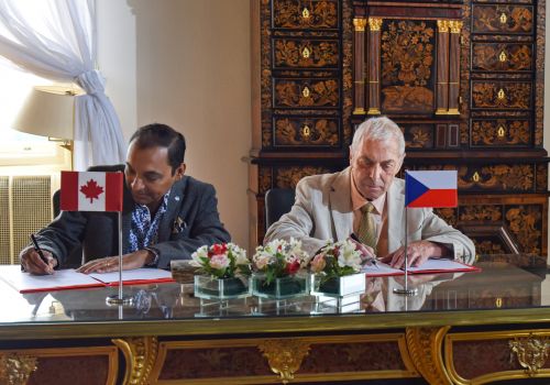 Representatives of the University of Waterloo and CEITEC BUT signed a Memorandum of Understanding